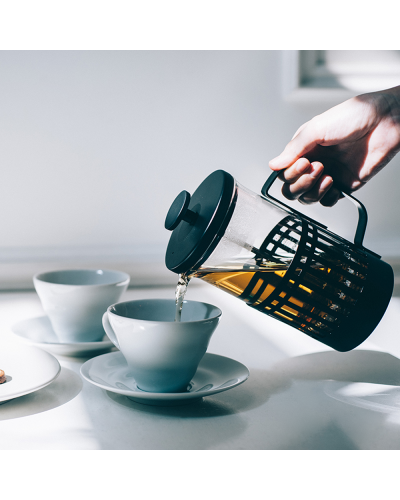 Hario Prensa Francesa Noir para Té y Café 600ml sirviendo