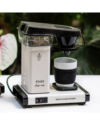 Moccamaster Cup One Blanco mesa con flores