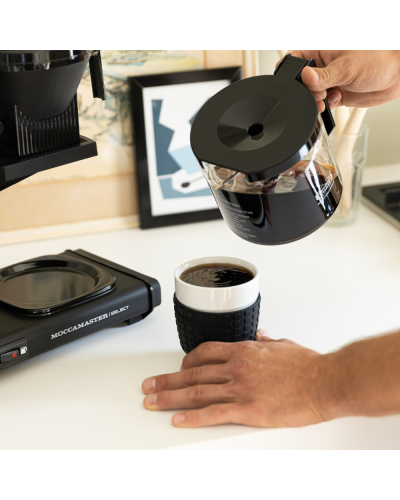 Moccamaster Cup One Mug 300ml pouring coffee