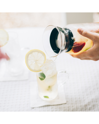 Hario Botella con Filtro Para Cold Brew - 900ml sirviendo