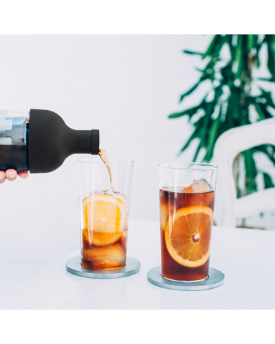 Hario Botella con Filtro 650ml - Negro sirviendo