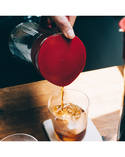 Hario Mizudashi Jarra de Café Cold Brew 600ml - Rojo sirviendo