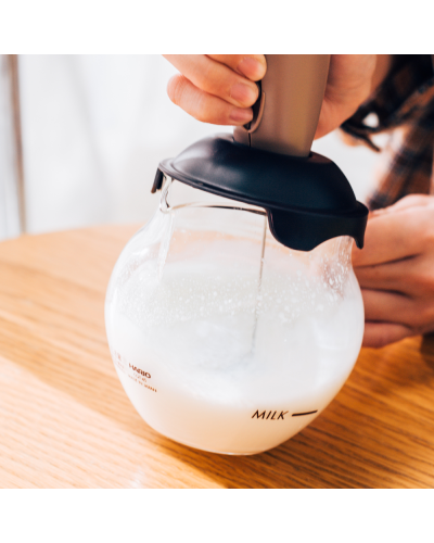 Hario Espumador de Leche Qto usándose