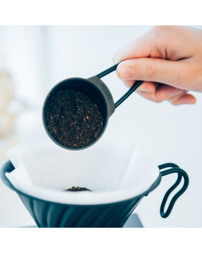Hario V60 Cuchara de Medición - Negra usándose