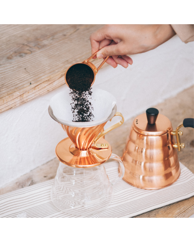 Hario V60 Cuchara de Medición - Bronce usándose