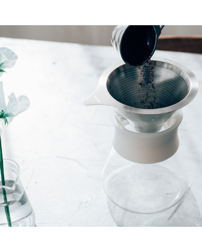 Hario Simply Decantador Cristal 400ml usándose