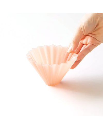 Origami Air Dripper Plástico S Rosa Mate de lado con mano