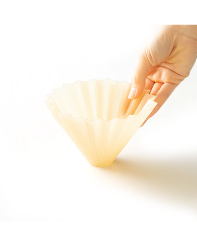 Origami Air Dripper Plástico M Crema Mate- mano