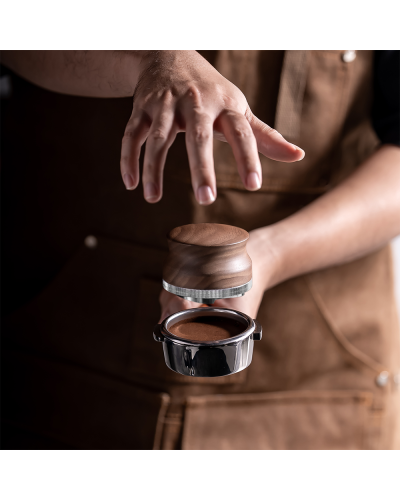 Studio Barista Ajustable Distribuidor 53mm Madera Castaño lifestyle