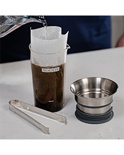 Toddy Sistema Cold Brew Artisan usándose