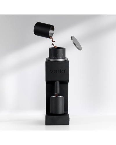 Varia Molino Eléctrico VS3 Negro (2ª Gen.) echando cafe al molino