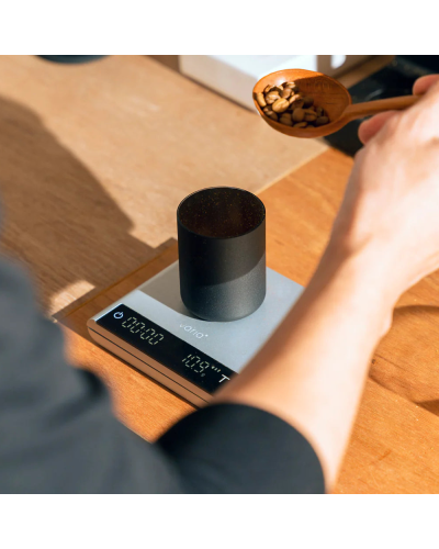 Varia Aku Digital Scale Silver in Use