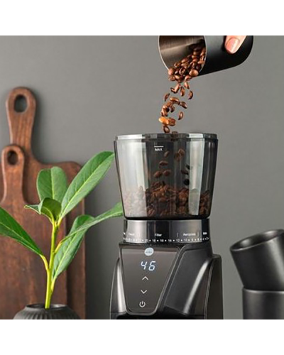 Wilfa Balance Coffee Grinder Black pouring coffee beans