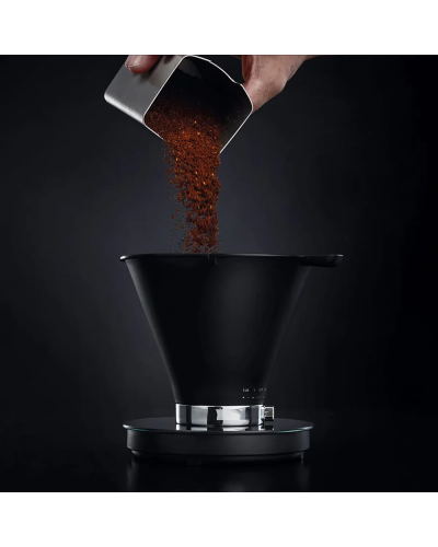 echando el cafe molido al dripper