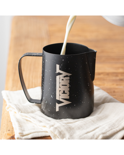 Victory Jarra de Leche 600ml Noche Estrellada ehcando leche