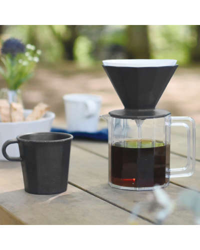 Kinto Alfresco Brewer Jug Set 4 Cups Black lifestyle