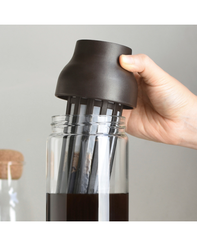 Kinto Capsule Cold Brew Carafe Dark 1L Brown lifestyle