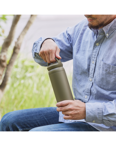 Kinto Day Off Tumbler 500ml Khaki usándose