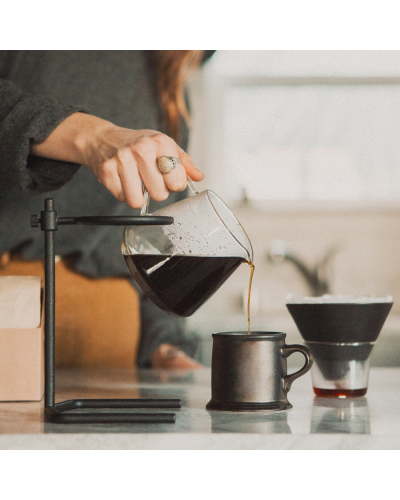 Kinto SCS Brewer Stand Set 4 Cups usándose