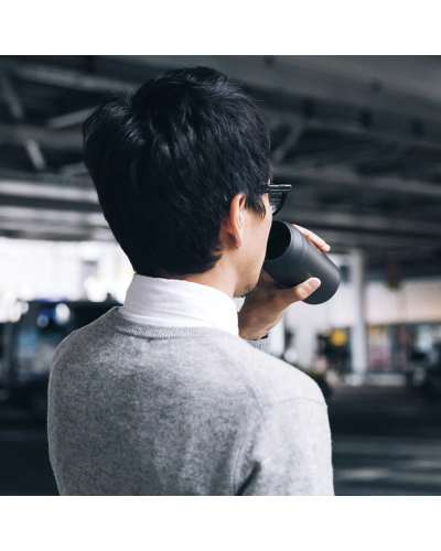 Kinto Travel Tumbler 500ml Black lifestyle