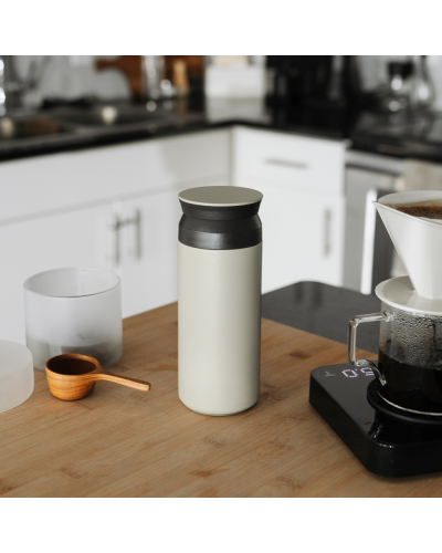 Kinto Travel Tumbler 500ml Sand Beige table