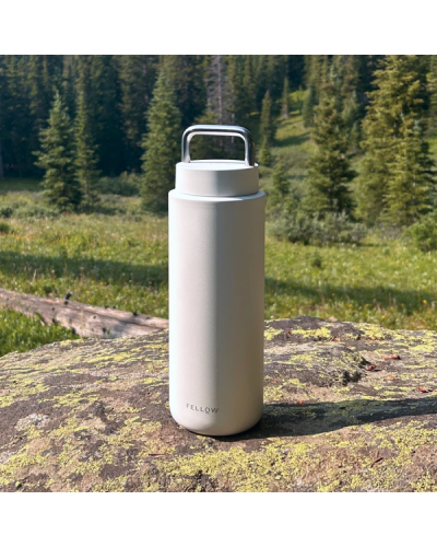 Fellow Termo Carter Carry 32oz Blanco lifestyle