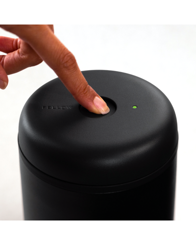 Fellow Recipiente Eléctrico Atmos 0,7L Negro Mate pulsando el botón