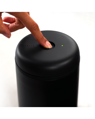 Fellow Recipiente Eléctrico Atmos 1,2L Negro Mate pulsando el botón