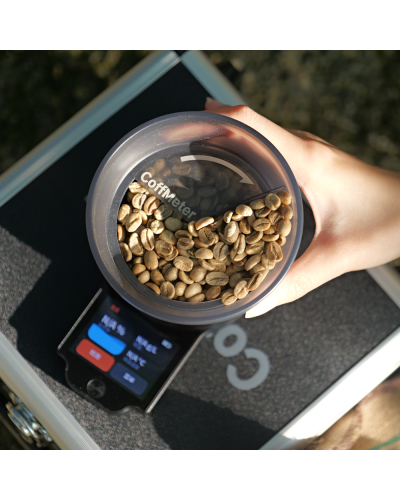 Coffmeter M1: Medidor 2 en 1 de Humedad y Densidad en uso