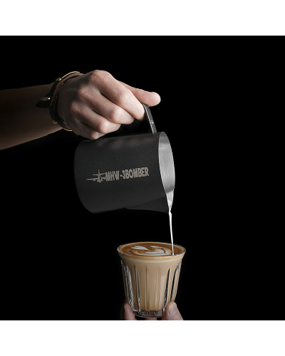 Haciendo latte art con jarra MHW3Bomber 5.0 Negro Mate 400ml