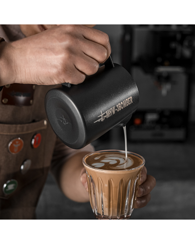 Haciendo cafe con MHW3Bomber Jarra de Leche 5.0 Negro Mate 600ml