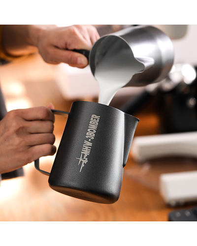 MHW3Bomber Jarra de Leche 3.0 Pico Redondo vertiendo leche