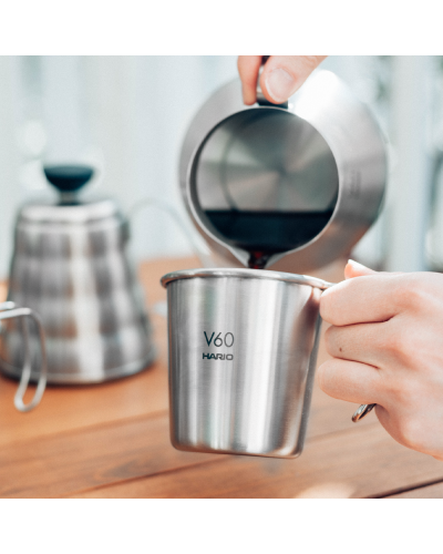 Hario Outdoor - V60 Taza Metálica en uso