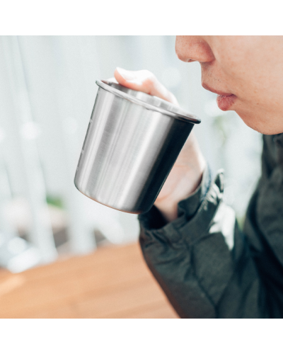 Hario Outdoor - V60 Taza Metálica lifestyle