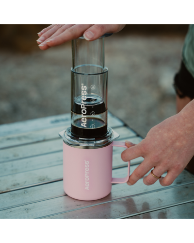 AeroPress Vaso Térmico Rosa en mesa