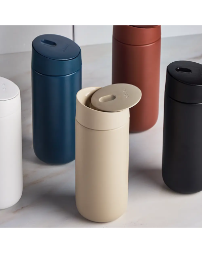 Fellow Vaso Térmico Carter Slide 12oz Arena en cocina con otros termos slide de colores