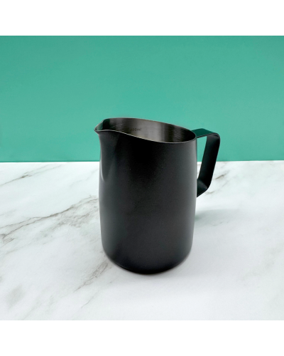 Studio Barista Jarra de Leche Slow Pour 600ml Negro lifestyle