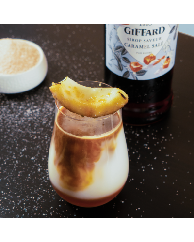 Bebida con sirope de caramelo salado giffard coconut iced latte