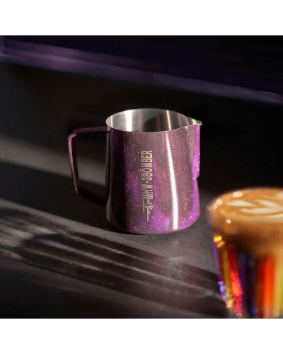 MHW3Bomber Jarra de Leche 3.0 Clásica 450ml Morado en mesa