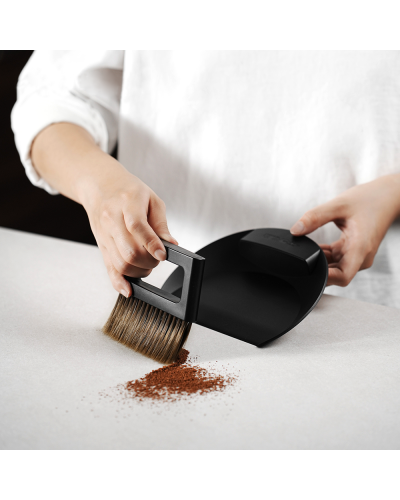 MHW3Bomber Coffee Bar Brush Black in use.