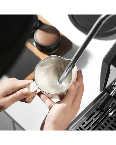 MHW3Bomber Jarra de leche GT 400ml vaporizando leche