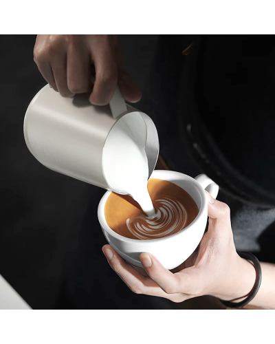 MHW3Bomber Jarra de leche GT 600ml Blanco Mate vertiendo leche en taza