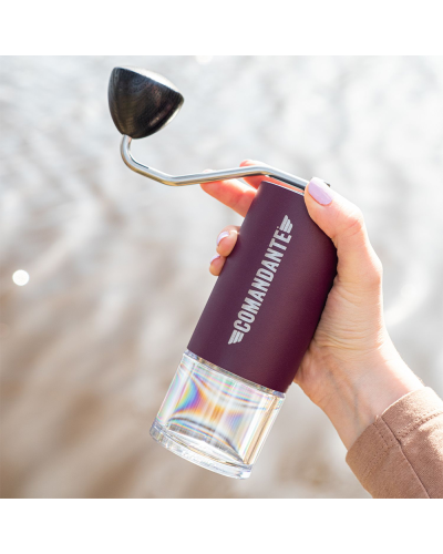 Comandante Molinillo C40 MK4 Nitro Blade Deep Purple en mano