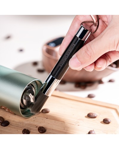 Studio Barista Cepillo de Limpieza Sándalo limpiando molinillo