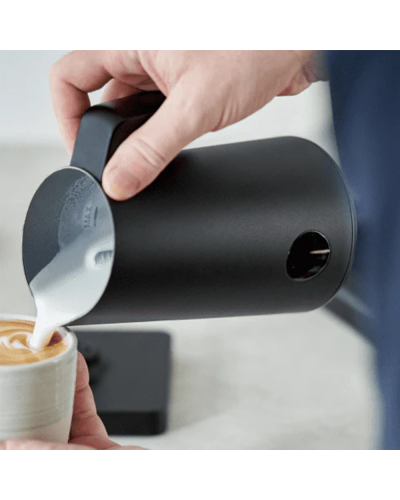 Subminimal NanoFoamer PRO poruing milk into cup