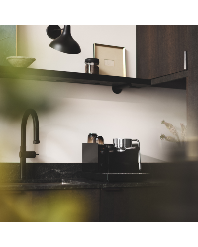 Fellow Pirch Latte Amber glass cups ontop of coffee machine