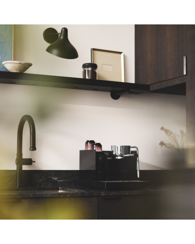 Fellow Pirch Vasos Granate encima de maquina de café.